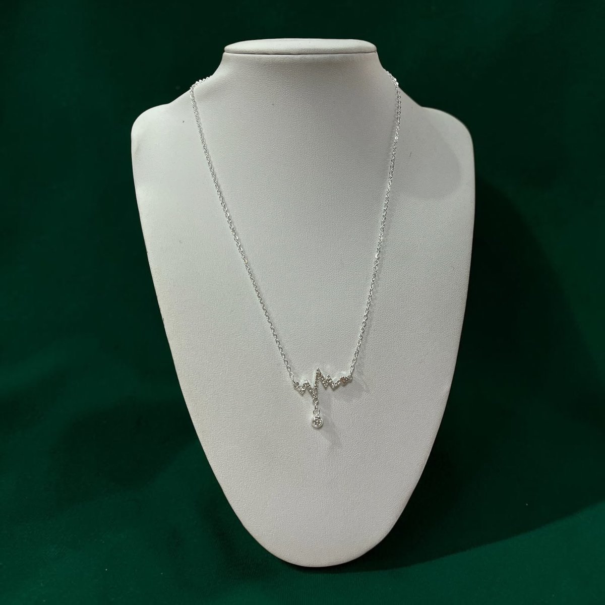 COLLAR LATIDOS CON BRILLOS Y PIEDRITA ACERO BLANCO