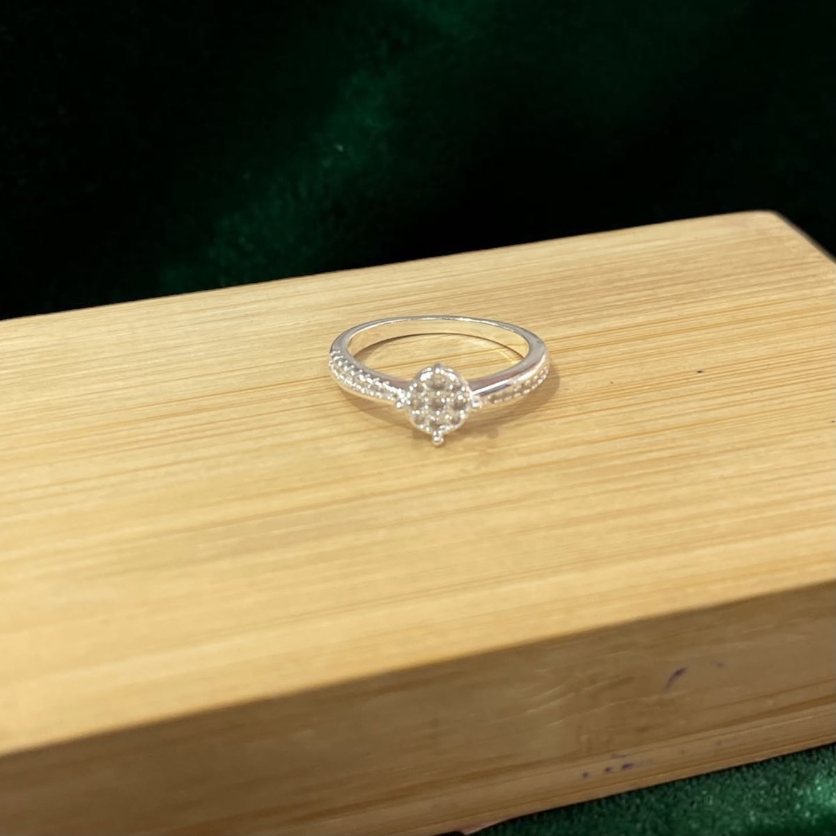 ANILLO CÍRCULO CON PIEDRAS ACERO BLANCO