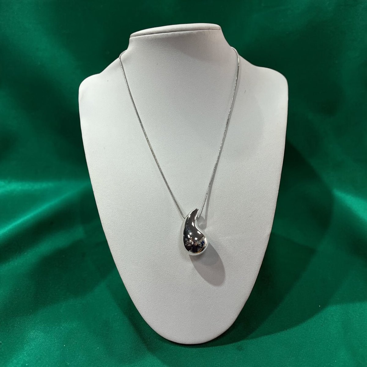 COLLAR FINO GOTA DOBLADA ACERO Y MATERIAL SINTÉTICO