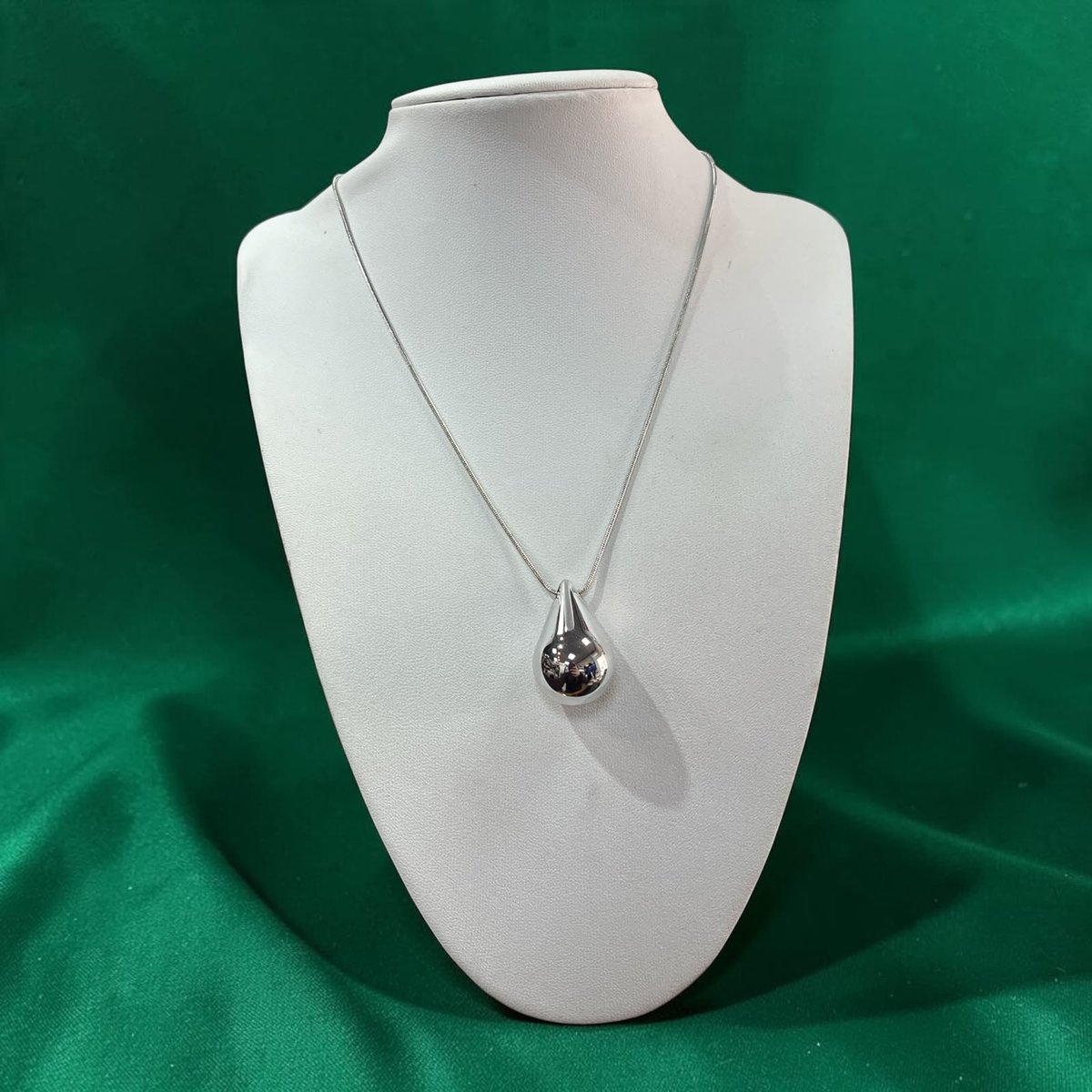COLLAR FINO GOTA ACERO Y MATERIAL SINTÉTICO