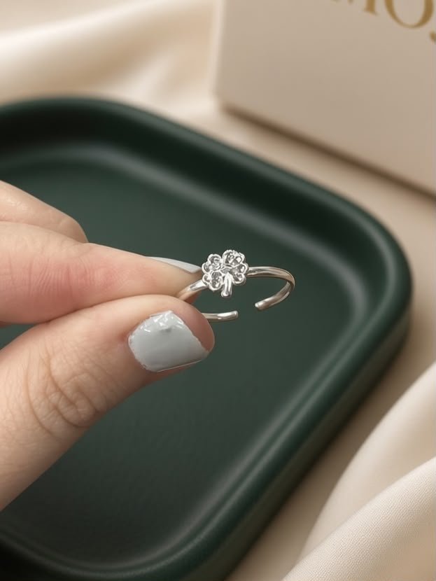 ANILLO REGULABLE TRÉBOL BRILLOSO ACERO BLANCO