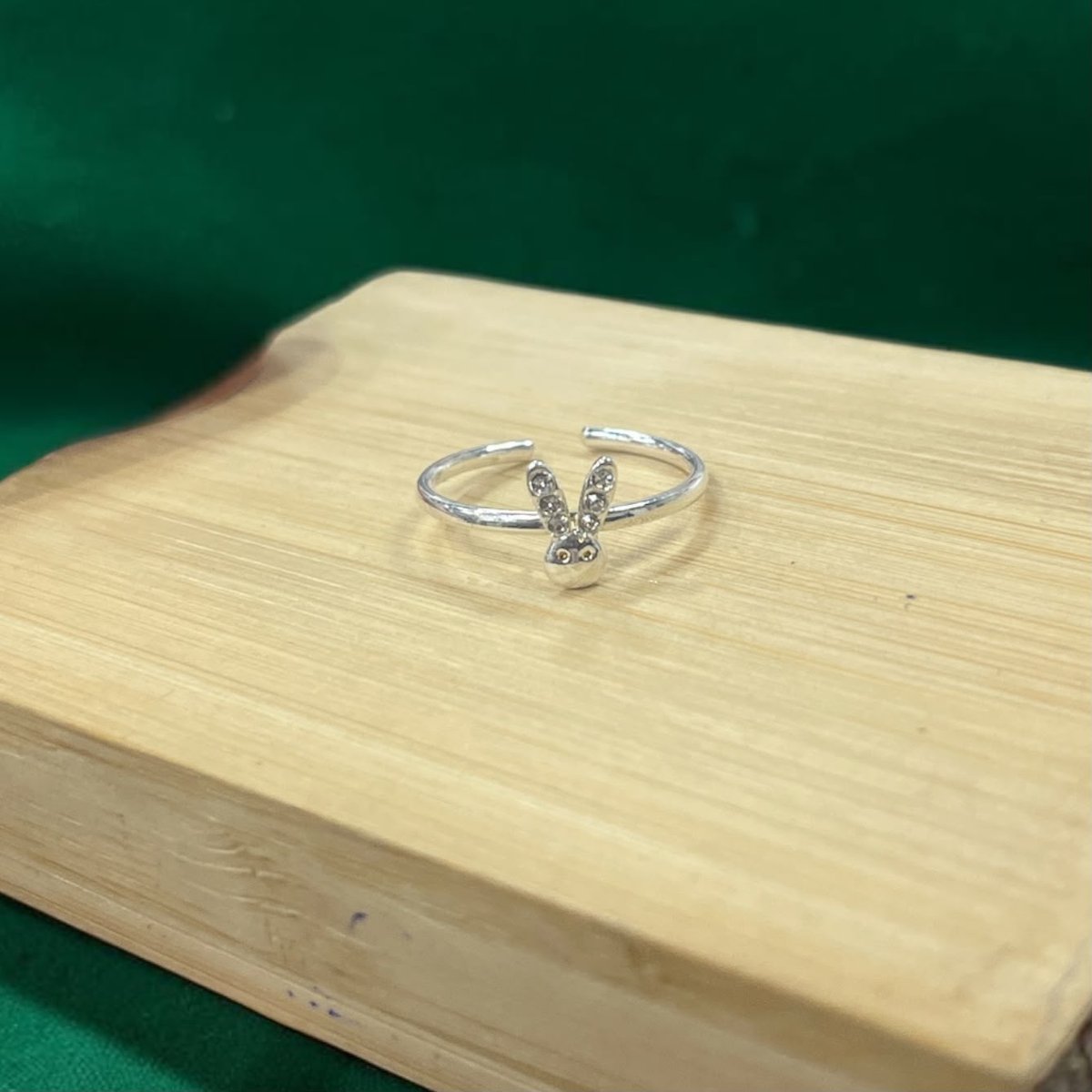 ANILLO REGULABLE CONEJITO CON BRILLOS ACERO BLANCO