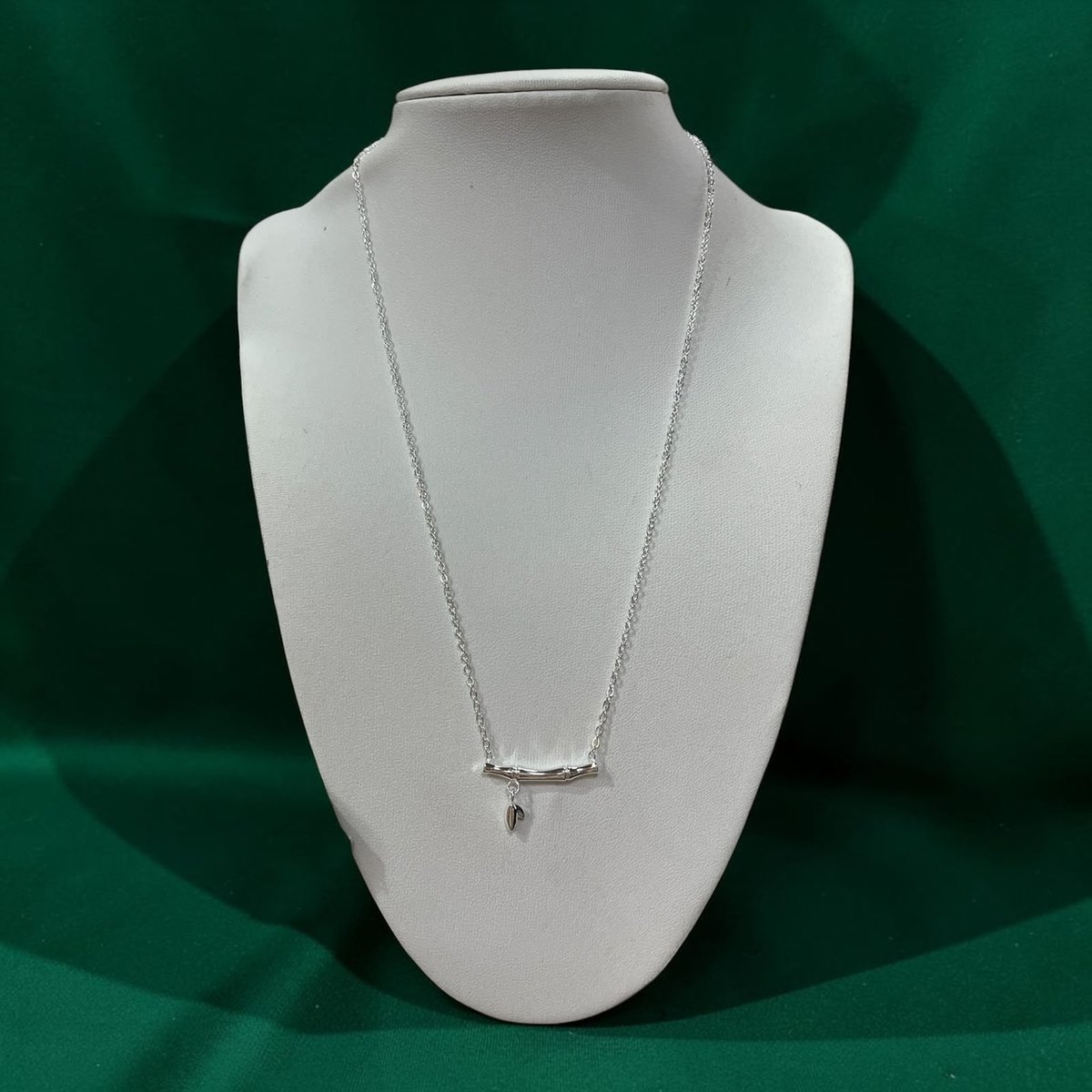 COLLAR RAMITA CON HOJITA ACERO BLANCO