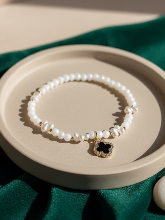 PULSERA ELÁSTICA BLANCA Y TRÉBOL NEGRO CANUTILLOS