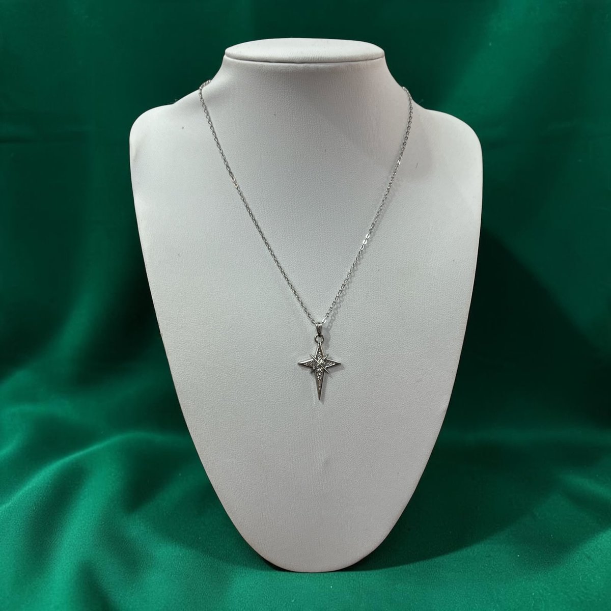 COLLAR ROSA DE LOS VIENTOS CON BRILLOS ACERO QUIRÚRGICO