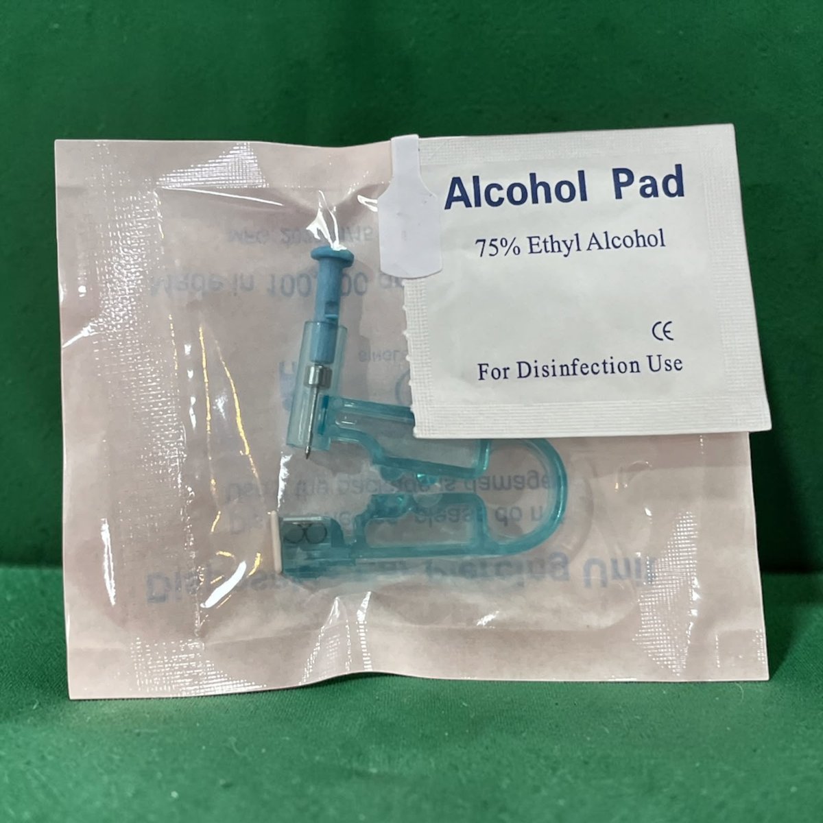 PERFORADOR PARA OREJA ACERO Y MATERIAL SINTÉTICO