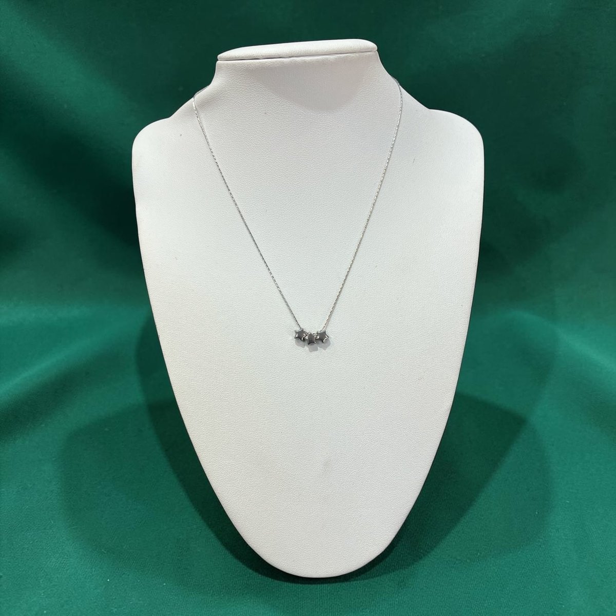 COLLAR FINO 3 ESTRELLITAS ACERO QUIRÚRGICO