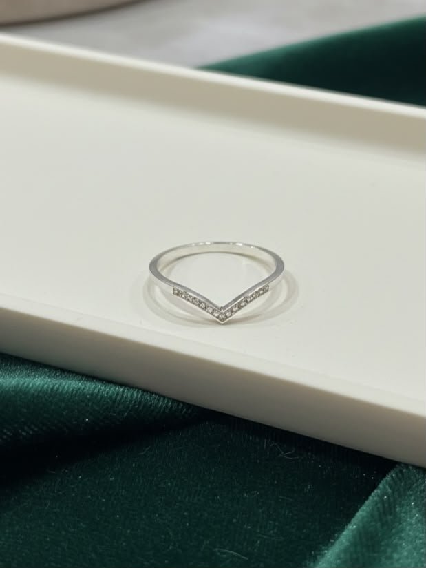 ANILLO EN V CON BRILLOS ACERO BLANCO