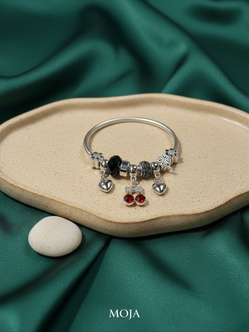 PULSERA CON CHARMS CEREZAS Y PIEDRAS NEGRAS FANTASÍA